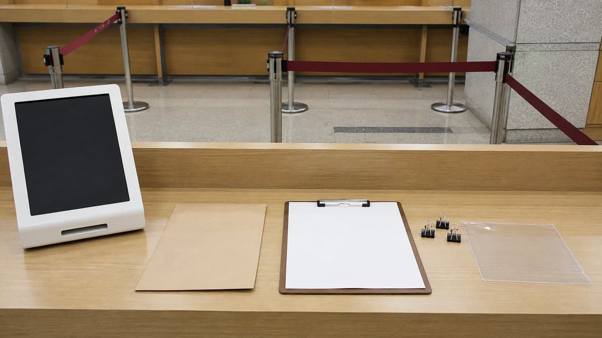 사람 없는 한국 우체국 민원대 앞 무지 서류 봉투와 접수용 번호표 기계가 보이는 이의신청 제출 장면